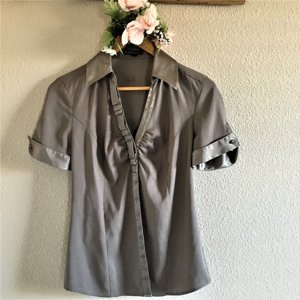 Express Short Sleeve Blouse with Ruffled Collar